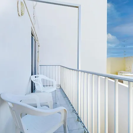 Spacious 2br Penthouse With A Large Front-terrace - Close To Bugibba Perched Lejlighed