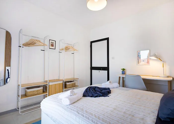 Spacious 2br Penthouse With A Large Front-terrace - Close To Bugibba Perched